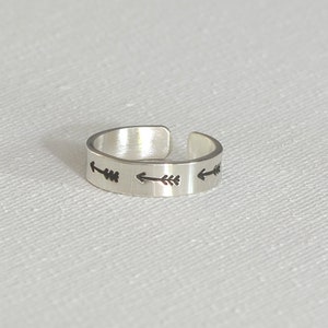 silver toe ring arrows - thin band toe ring - dainty toe ring - arrow ring - adjustable silver toe ring - midi ring - pinky ring