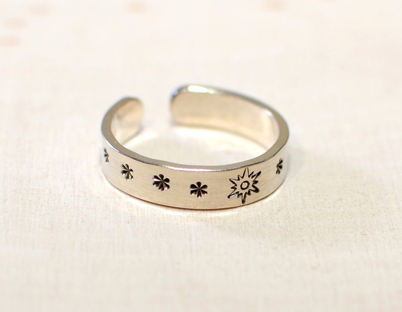 TR977 Sterling Silver toe ring with sunburst and stars