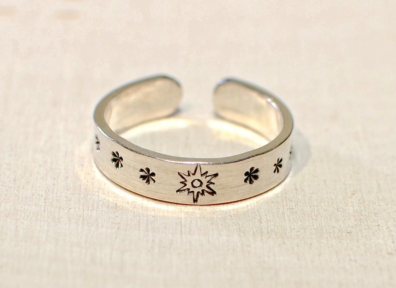 TR977 Sterling Silver toe ring with sunburst and stars