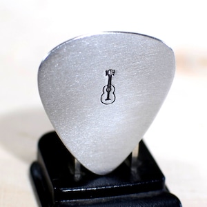 Guitar pick handmade in aluminum for some serious picking - GP207
