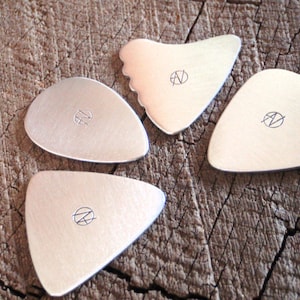 mixed bag of 4 aluminium guitar picks in 4 different shapes - playable
