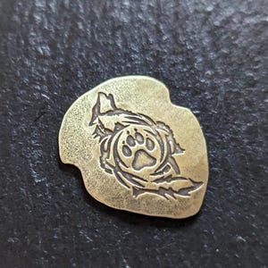 Brass Guitar pick with paw print and howling wolf in my new shape - Sono25 - playable and handmade - backside with hammered texture