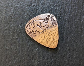 Púa de guitarra de cobre con escena de bosque, ciervos y montaña - tocable