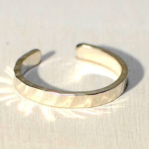 Toe ring in sterling silver with hammered design - TR878