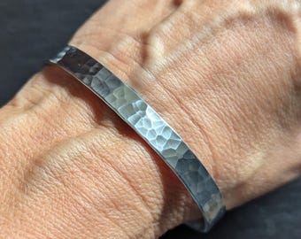 Silber Armreif aus Aluminium, gehämmert und gehämmert