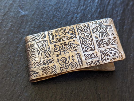 原始的な模様が描かれたブロンズ製のマネークリップ - Etsy 日本