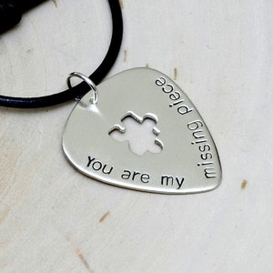 Zilveren gitaarplectrum ketting met puzzelstuk uitgesneden en jij bent mijn ontbrekende stuk - NL122