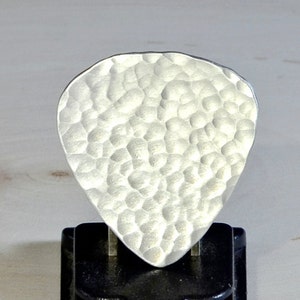 Hammered aluminum guitar pick for better grip