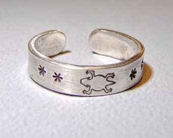 Sterling Silver Toe Ring with Handstamped Lizard and Stars - 925 TR771