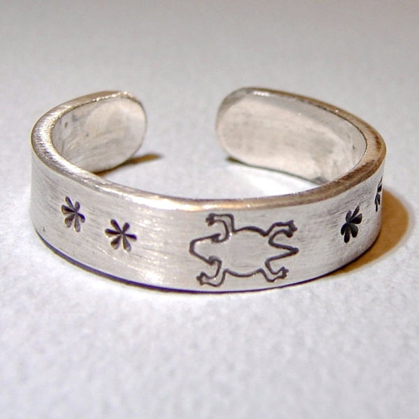 Sterling Silver Toe Ring with Handstamped Lizard and Stars - 925 TR771