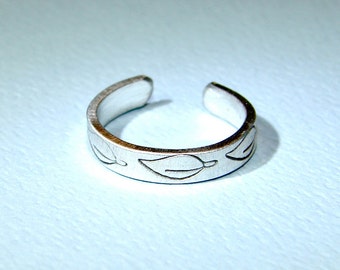 Sterling silver toe ring with handstamped leaf design - solid 925 adjustable ring TR626