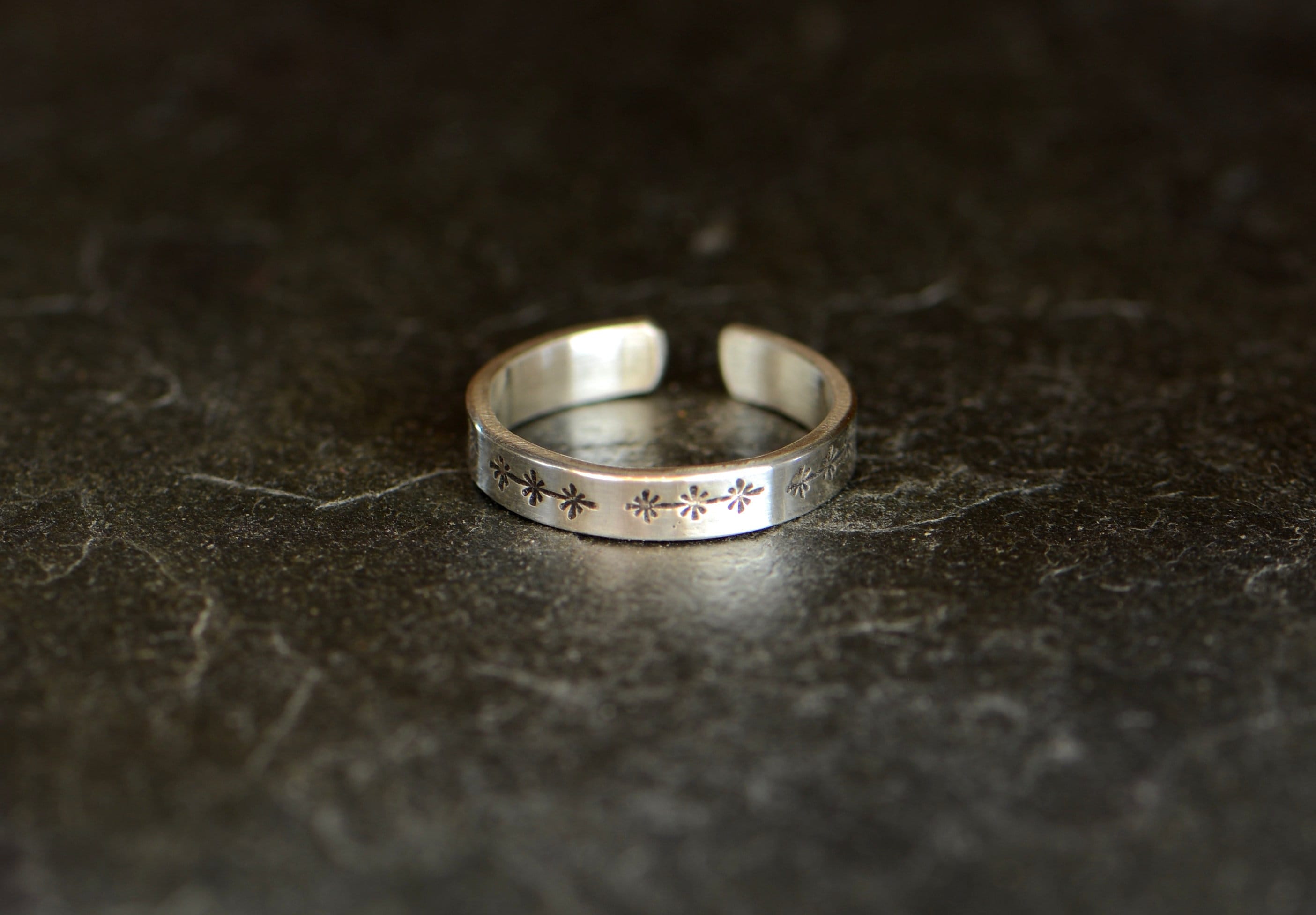 dainty sterling silver toe ring with little stars - silver stars midi ring or pinky ring