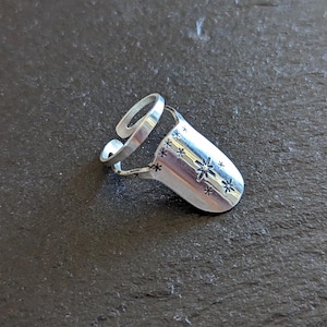 Anillo de plata de ley con diseño de clavos estampado a mano - hecho a mano