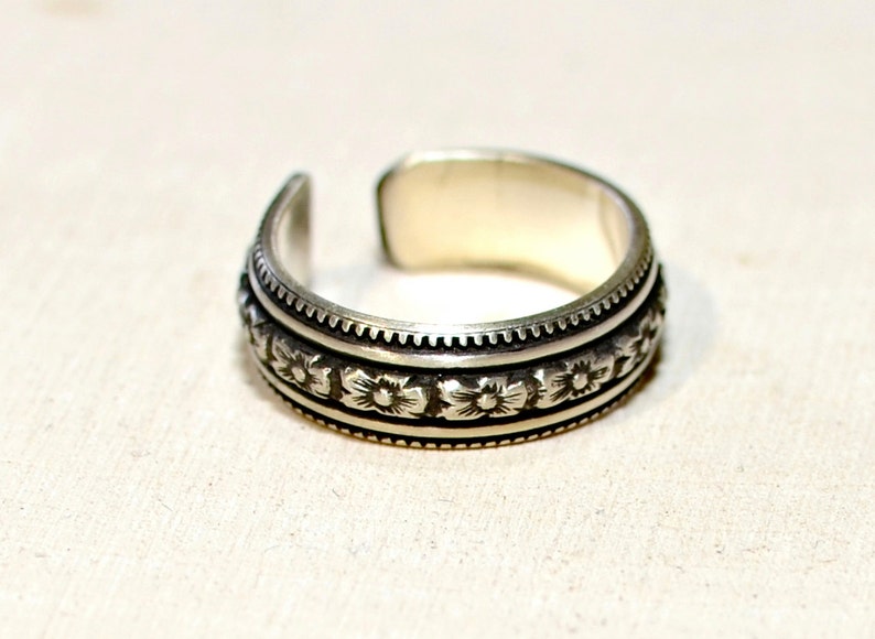 Sterling Silver Toe Ring With Hibiscus Flower Pattern and Antiqued ...