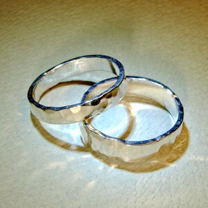 Puede incluir: Dos anillos de plata con textura martillada. Los anillos est&aacute;n entrelazados y tienen un acabado brillante.