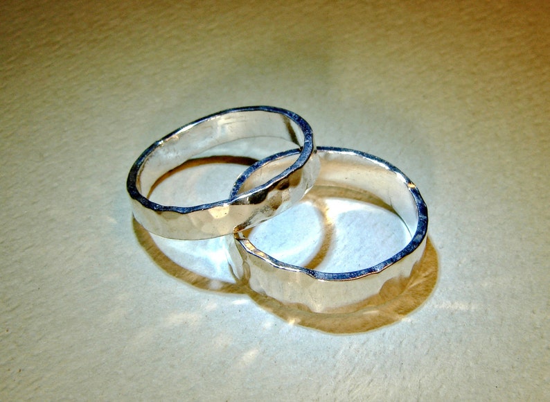 Puede incluir: Dos anillos de plata con textura martillada. Los anillos est&aacute;n entrelazados y tienen un acabado brillante.