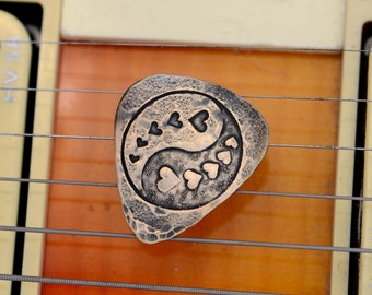 Yin Yang mit Herzen auf Kupfer Gitarre Pick geprägt