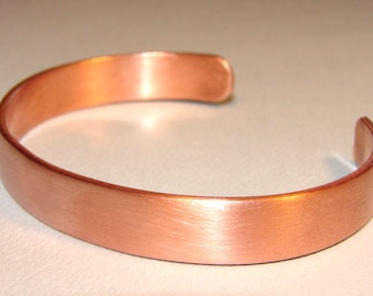 Kupfer-Manschettenarmband mit gebürsteter Oberfläche und individueller Gravur auf der Innenseite - BR242