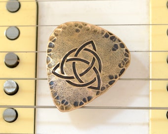 Trifecta Guitar Pick in Bronze aka Celtic Trinity Knot