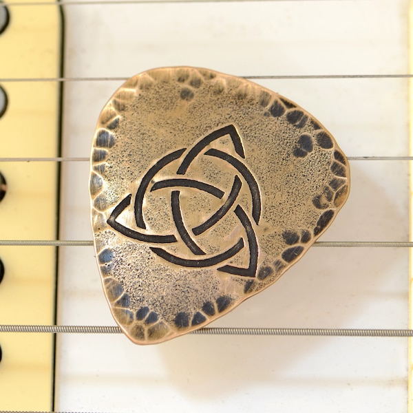 Trifecta Guitar Pick in Bronze aka Celtic Trinity Knot