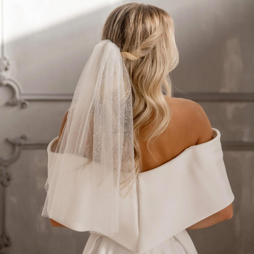 Véu de tule brilhante: acessório de cabeça para noivas em marfim