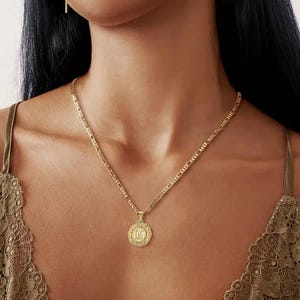 Collares con iniciales para mujer, colgante de letra redonda chapado en oro de 18 quilates, collar con monograma en mayúsculas, alfabetos de la A a la Z, joyería de cadena Figaro