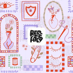 Puede incluir: Patrón repetitivo sobre un fondo lila claro con varias ilustraciones. Incluyen jarrones con flores, un escudo, ojos, una aguja e hilo y un imperdible con una planta. La palabra "REPEAT" está en un cuadrado blanco y negro.