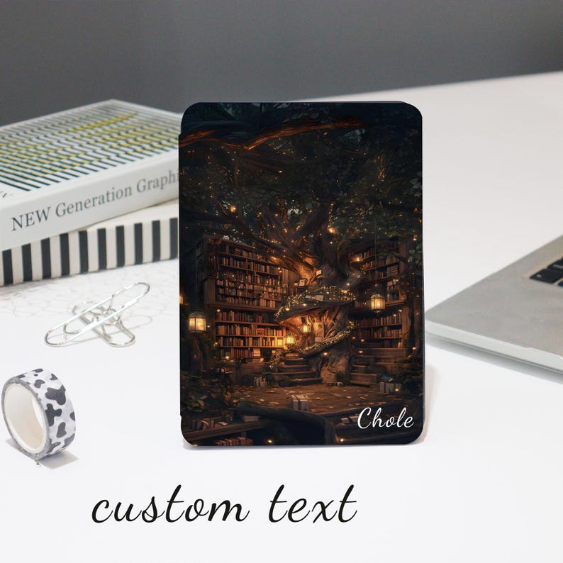 K&ouml;nnte beinhalten: Eine Handyh&uuml;lle mit einer Fantasy-Bibliotheksszene mit einem Baum, B&uuml;cherregalen und warmer Beleuchtung. Auf der H&uuml;lle stehen der Name "Chole" und die Worte "custom text". Weitere Artikel sind ein Buch, B&uuml;roklammern und dekoratives Klebeband.