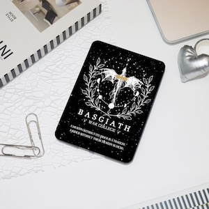 Peut inclure: Illustration en noir et blanc d'un dragon sur fond étoilé. Le texte "BASGIAΤΗ WAR COLLEGE" est sous le dragon. Le texte "A DRAGON WITHOUT ITS RIDER IS A TRAGEDY. A RIDER WITHOUT THEIR DRAGON IS DEAD." est sous le nom du collège.