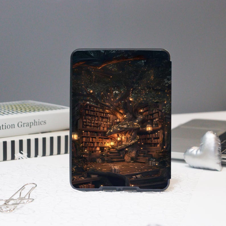 K&ouml;nnte beinhalten: Eine schwarze Tablet-H&uuml;lle mit einer detaillierten Illustration einer Fantasy-Bibliothek in einem Baum. Das Kunstwerk zeigt B&uuml;cherregale, warme Beleuchtung und einen gem&uuml;tlichen Lesebereich, der eine skurrile Szene schafft.