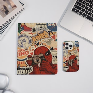 Może przedstawiać: Etui na tablet i etui na telefon z kolażem naklejek, w tym grafiką Spider-Mana z aparatem. Etui mają styl vintage komiksu z czerwonymi, niebieskimi i żółtymi kolorami.