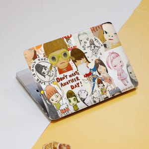 Puede incluir: Una piel de portátil colorida con un collage de ilustraciones y texto. El texto incluye "LIFE IS ONLY ONE!" y "DON'T WASTE ANOTHER DAY!"