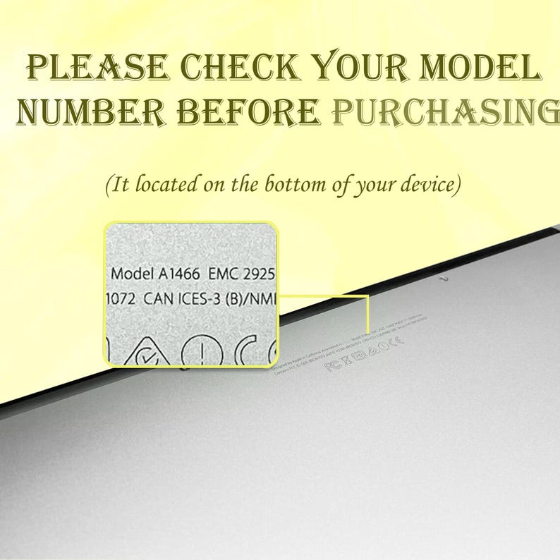 Puede incluir: Primer plano de un port&aacute;til plateado con el n&uacute;mero de modelo A1466 EMC 2925 impreso en la parte inferior. El texto "PLEASE CHECK YOUR MODEL NUMBER BEFORE PURCHASING (It located on the bottom of your device)" est&aacute; impreso encima del n&uacute;mero de modelo.