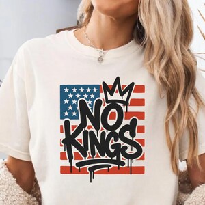 No Kings Graffiti T-Shirt – Anti Monarchy Streetwear, Protest Shirt for No Kings Day, Urban USA Flag Graphic Tee,