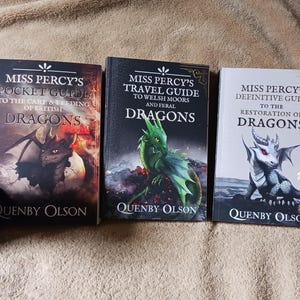 Peut inclure: Trois livres brochés avec des illustrations de dragons colorés et le titre "Miss Percy's" sur chaque couverture. Les livres sont intitulés "Guide de poche pour l'entretien et l'alimentation des dragons britanniques", "Guide de voyage pour les landes galloises et les dragons sauvages" et "Guide définitif pour la restauration des dragons".