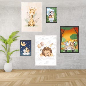 Póster infantil de Safari para todos. Animales safari para una preciosa habitación infantil llena de aventuras con un atardecer. León, jirafa y mucho más.