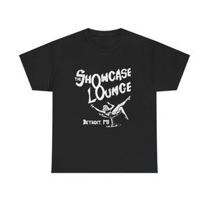 Op de afbeelding: Zwart t-shirt met een witte afbeelding van een vrouw die in een cocktailglas ligt, met de tekst "The Showcase Lounge Detroit, MI". Het ontwerp heeft een vintage, retro esthetiek.