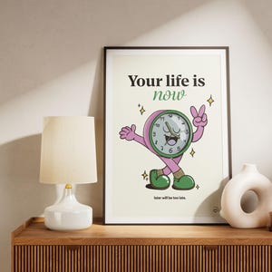 Poster motivazionale per ufficio o soggiorno "La tua vita è adesso" - Illustrazione della mascotte dell'orologio retrò