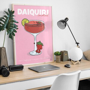 Póster de cóctel Daiquiri de fresa: ilustración de fruta de mascota: decoración colorida para sala de estar, bar o cocina