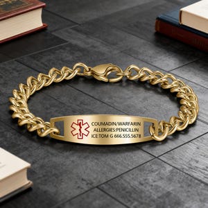 Puede incluir: Pulsera de identificación médica dorada con un diseño de cadena de bordillo. La placa de identificación rectangular presenta un símbolo médico rojo y texto impreso: COUMADIN/WARFARIN, ALLERGIES: PENICILLIN, ICE: TOM G 666.555.5678.