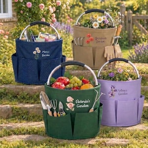Peut inclure: Quatre sacs de jardinage ronds en tissu avec poignées en métal et poches extérieures. Le sac bleu indique Mom's Garden, le beige Grandma's Garden, le vert Victoria's Garden et le violet Selina's Garden, chacun avec une broderie florale.
