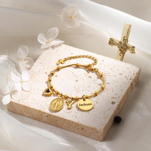 Anpassat armband med kors och jungfru Maria, armband med födelsesten och bokstäver, bönearmband, graverat namnarmband, smycken för kvinnor, present till kvinnor