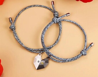 Conjunto de pulseiras magnéticas personalizadas em formato de coração para casal, pulseira "Duas Almas, Um Coração", pulseiras personalizadas com duas letras, presente de aniversário para ele e para ela.