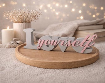 La frase "Ama te stesso" - in varie combinazioni di colori