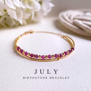 Bracelet double rang avec pierres de naissance de juillet : rubis, or 14 carats, bijoux minimalistes