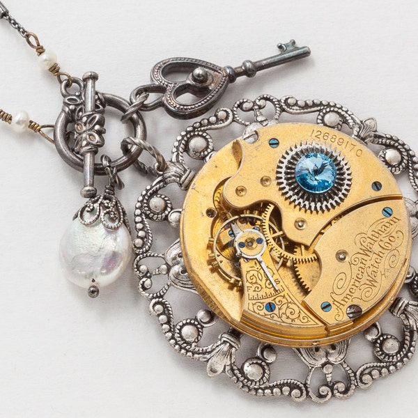 Collier steampunk Vintage Waltham Pocket or mouvement de montre sur base en argent avec cristal bleu, perles & Bijoux Pendentif clé squelette