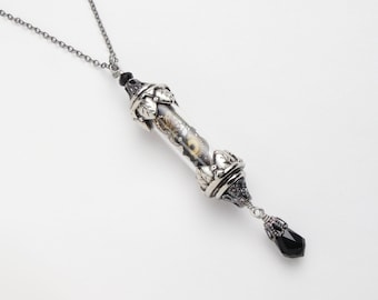 Collier Steampunk, Time in a Bottle avec des pièces de montre vintage, des engrenages, du cristal noir, du filigrane et de l’argent, un pendentif en flacon, un collier de feuilles, des bijoux