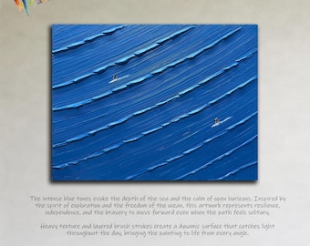 Op de afbeelding: Een blauw schilderij met diagonale penseelstreken, die oceaangolven oproepen. Twee kleine figuren op surfplanken zijn zichtbaar. De tekst beschrijft de diepte van de zee en de geest van exploratie.