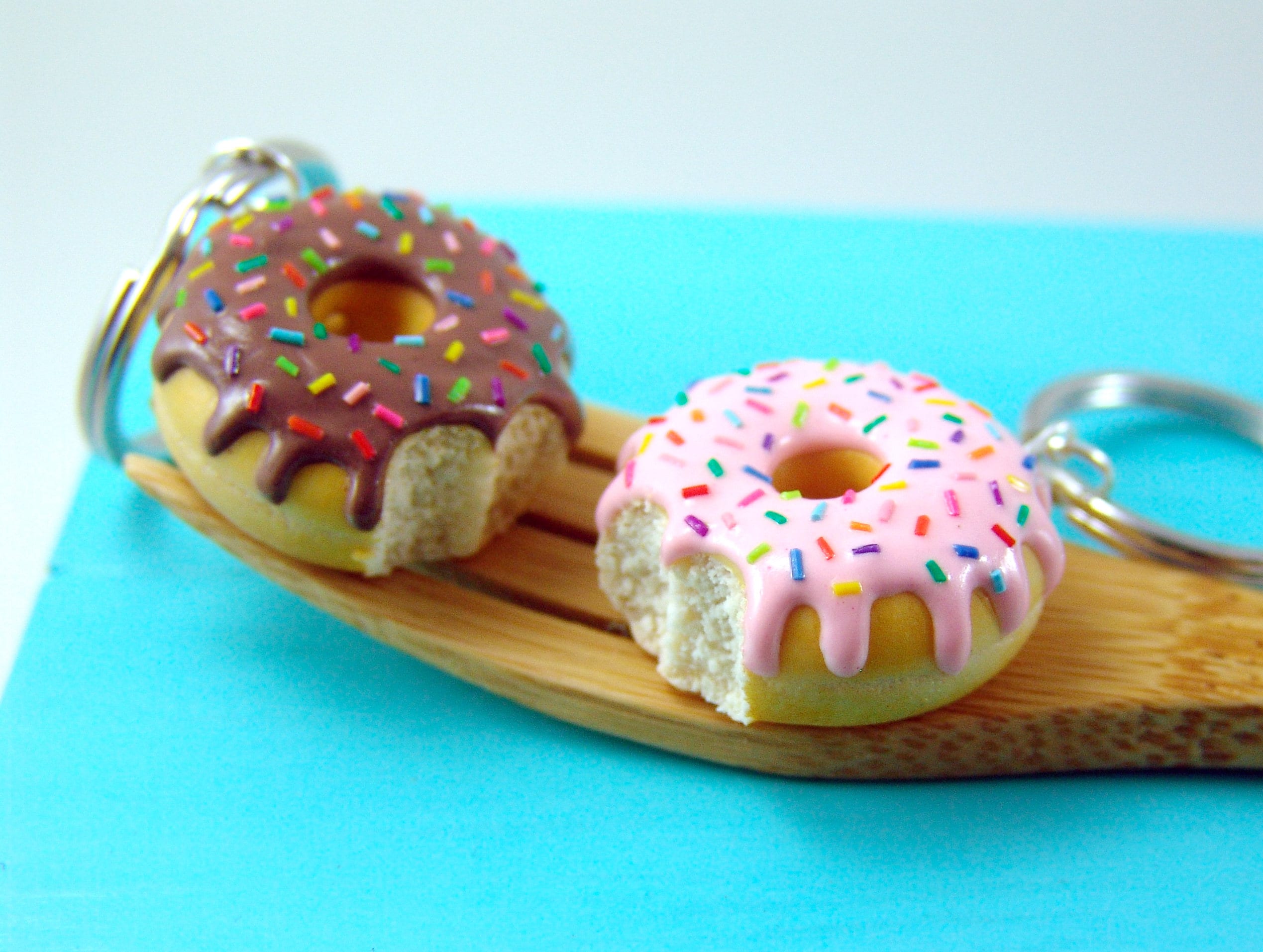 Bijoux de sac donuts, porte clé donut Fimo, gros donut chocolat et pépites  multicolores