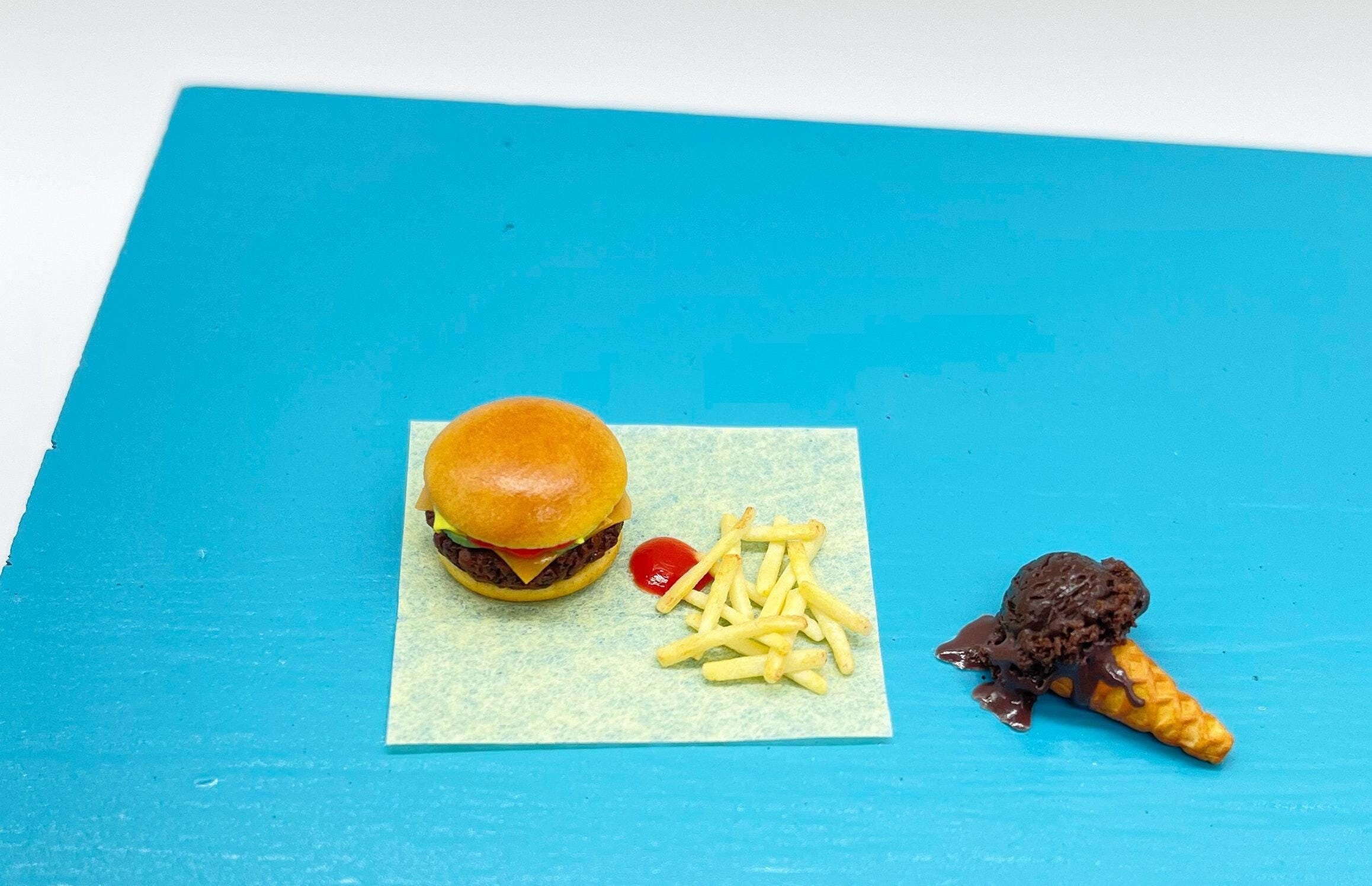 Hamburger con patatine fritte e pomodorini | Foto Gratis